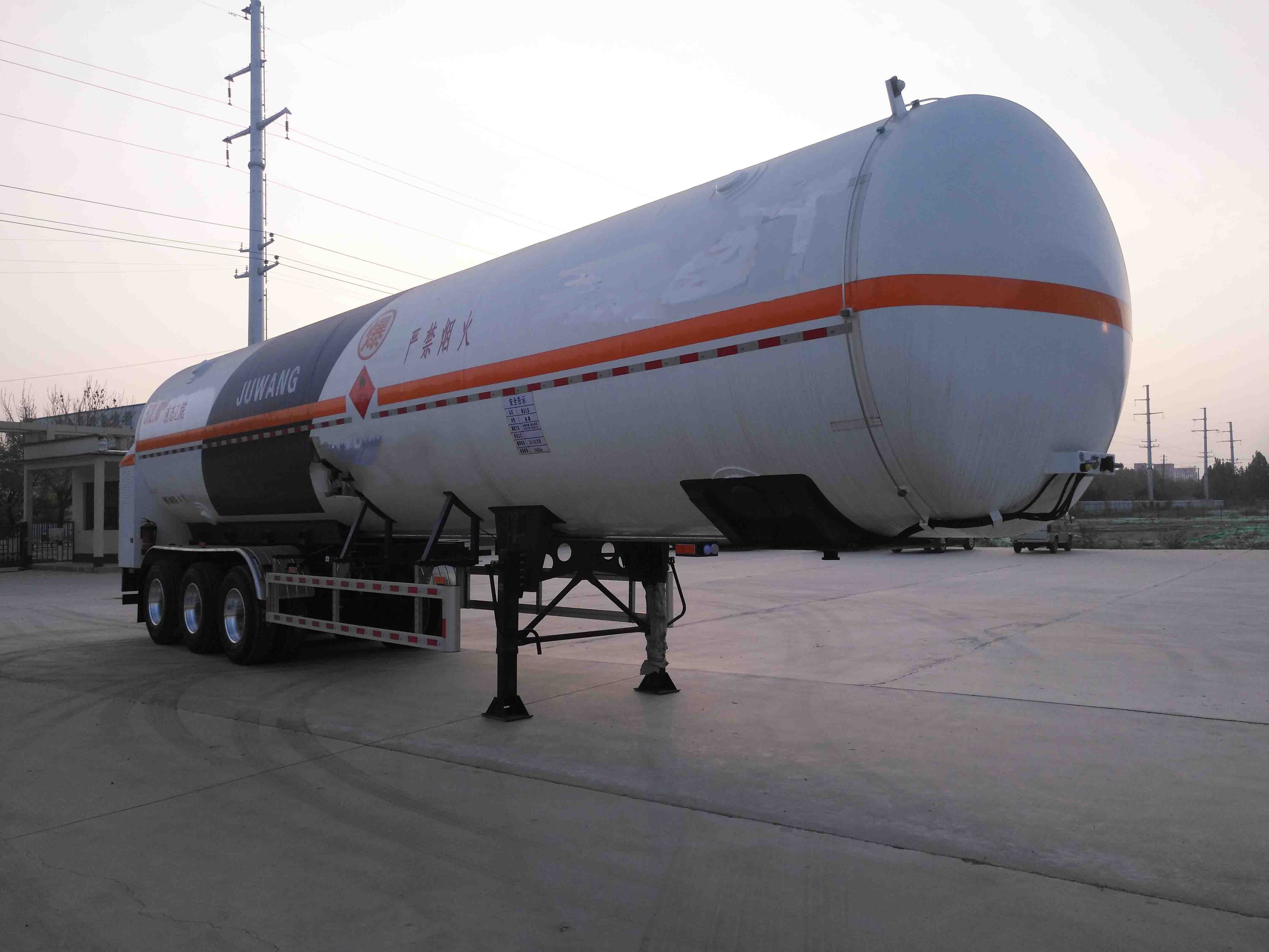 Cryogenic liquid transport semi-trailer