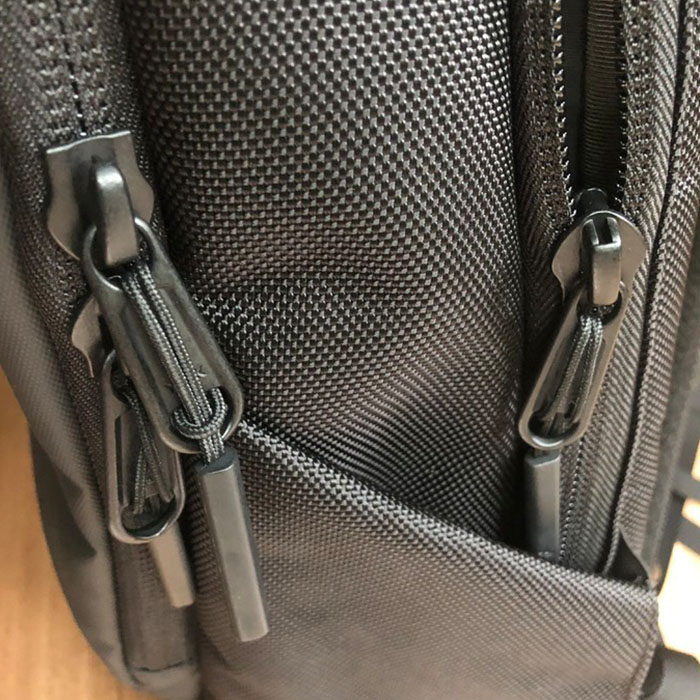 Quali sono i vantaggi e gli svantaggi delle cerniere per zaino realizzate con materiali diversi?