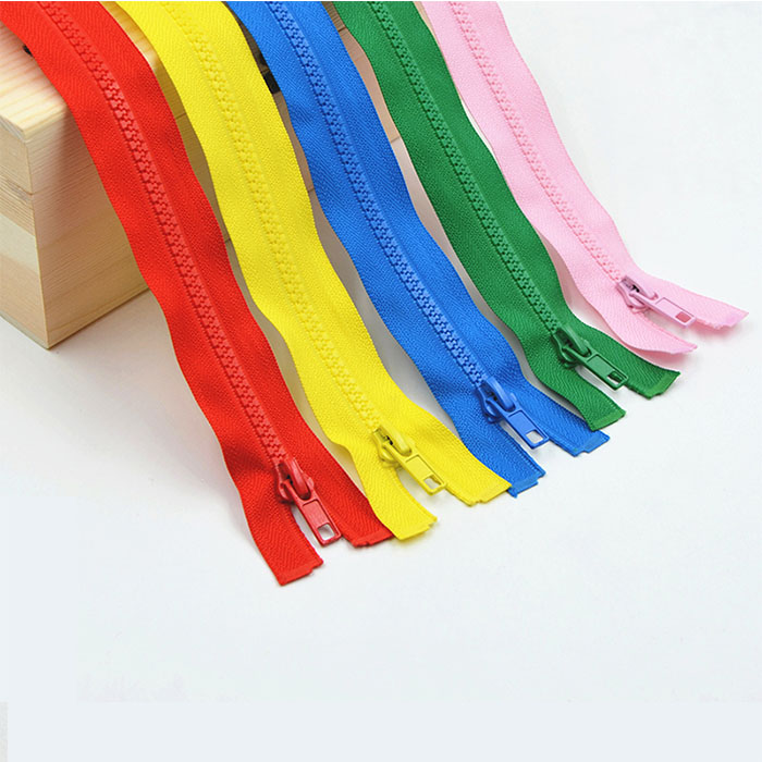 Vantaggi e svantaggi delle cerniere dello zaino realizzate con materiali diversi