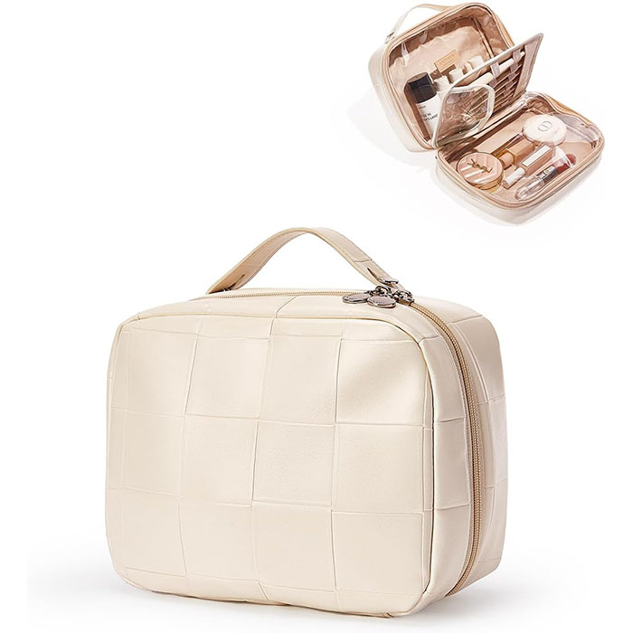 Controllo di qualità nella fabbrica di borse