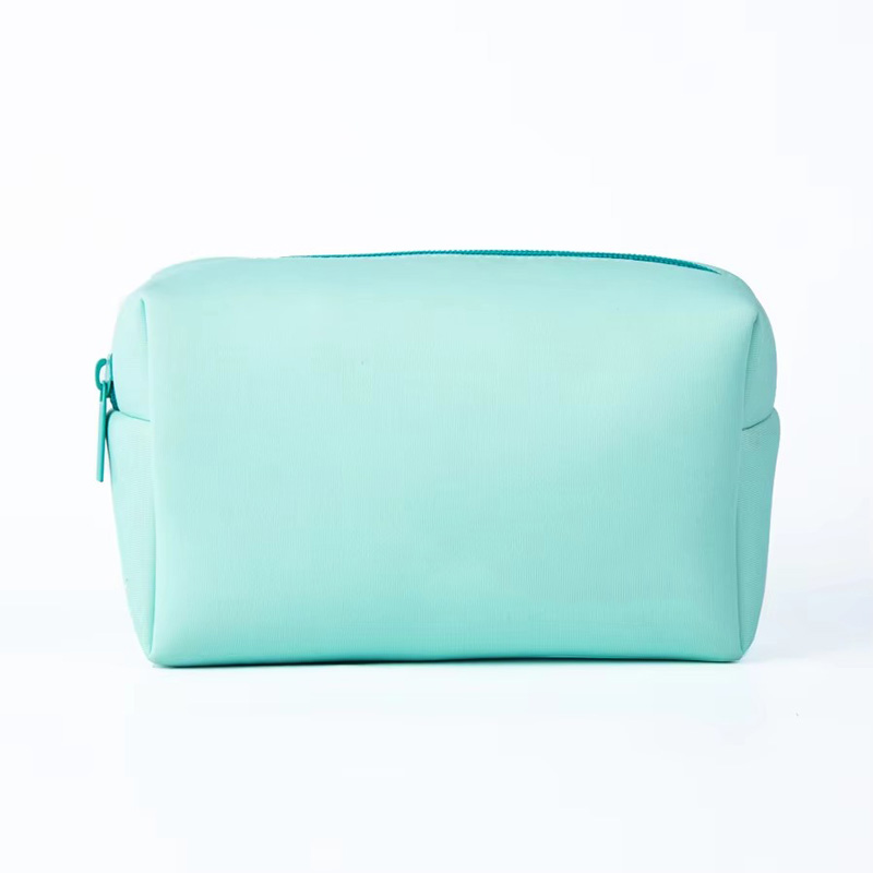 L'arte dietro le borse cosmetiche in neoprene: dove l'artigianalità incontra la funzionalità