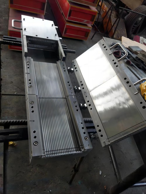 plastic extrusion mould