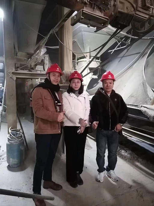 Clientes vietnamitas visitarán el mayor fabricante de arena para gatos de bentonita de China