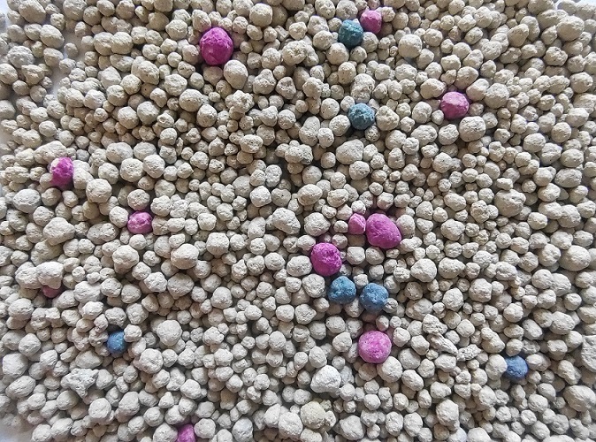 Ball shape bentonite cat cand in production video