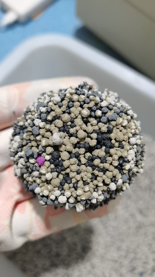 Mixing activated carbon cat sand and bentonite cat litter