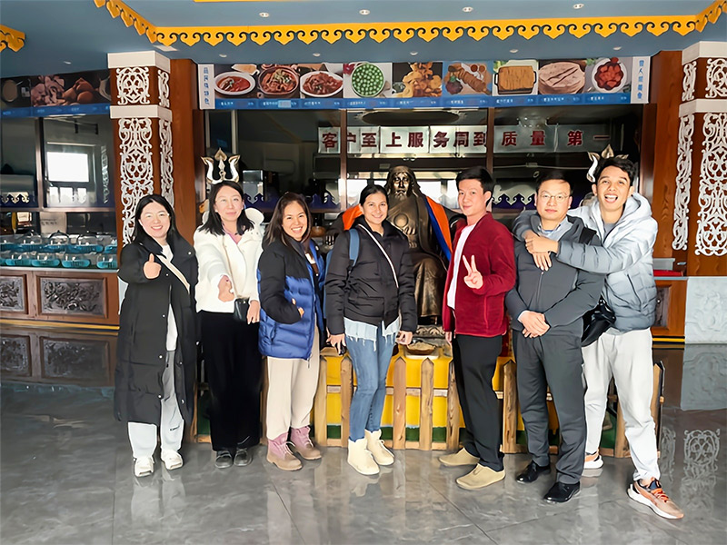 Clientes tailandeses visitarán el mayor fabricante de arena para gatos de bentonita de China