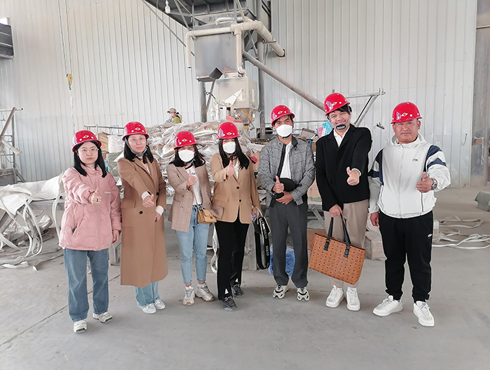 Clientes tailandeses visitarán el fabricante chino de arena para gatos de bentonita