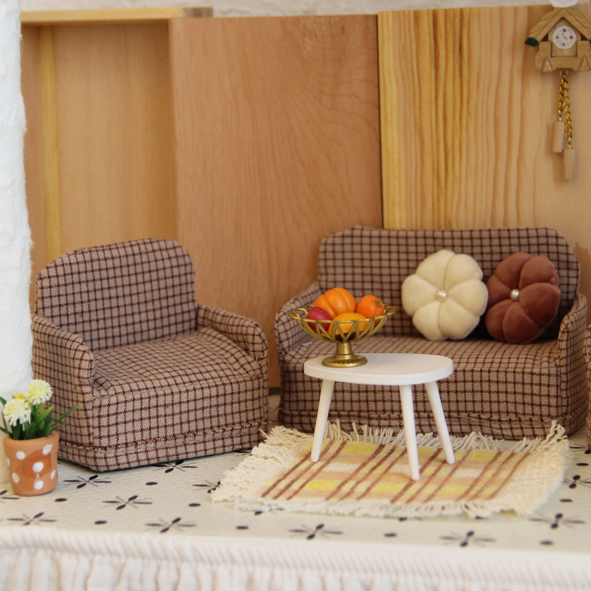 Mini Divano Per Casa Delle Bambole BEE&FLOWER – Scala 1:12, Con Cuscino, In Legno E Tessuto Rosso