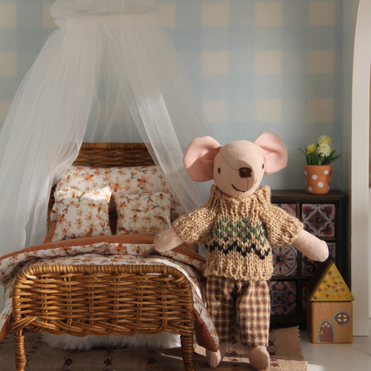 1:12 dollhouse bed