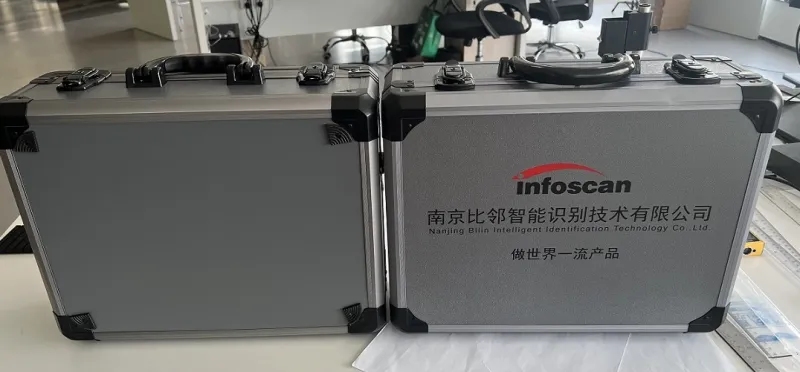 Industrieller, fest montierter Barcodescanner mit manueller Fokussierung
