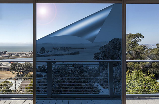 ¿Qué tipo de película se puede pegar en la ventana para evitar que se miren, ya sea que se pegue en el interior o en el exterior?