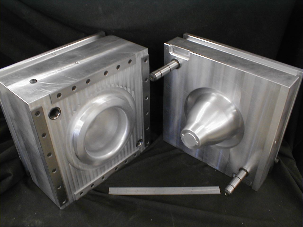 lamp_housing_aluminum_thermoset_plastic_compression_mold.jpg