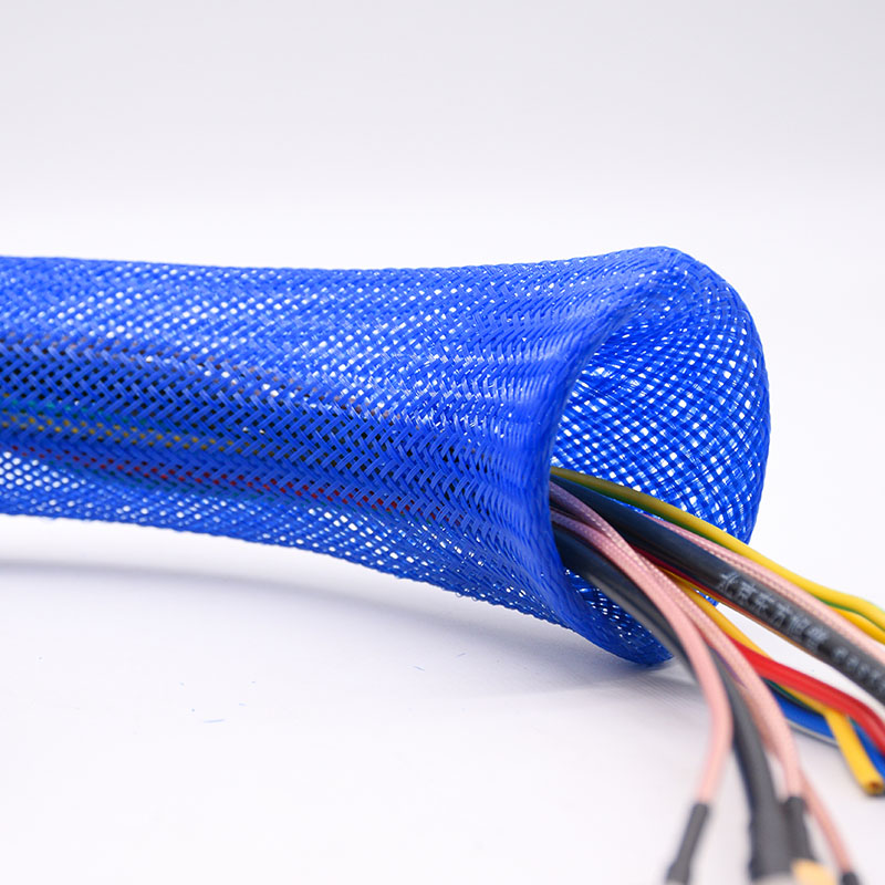 着色された拡張可能な編組ワイヤ織機スリーブ