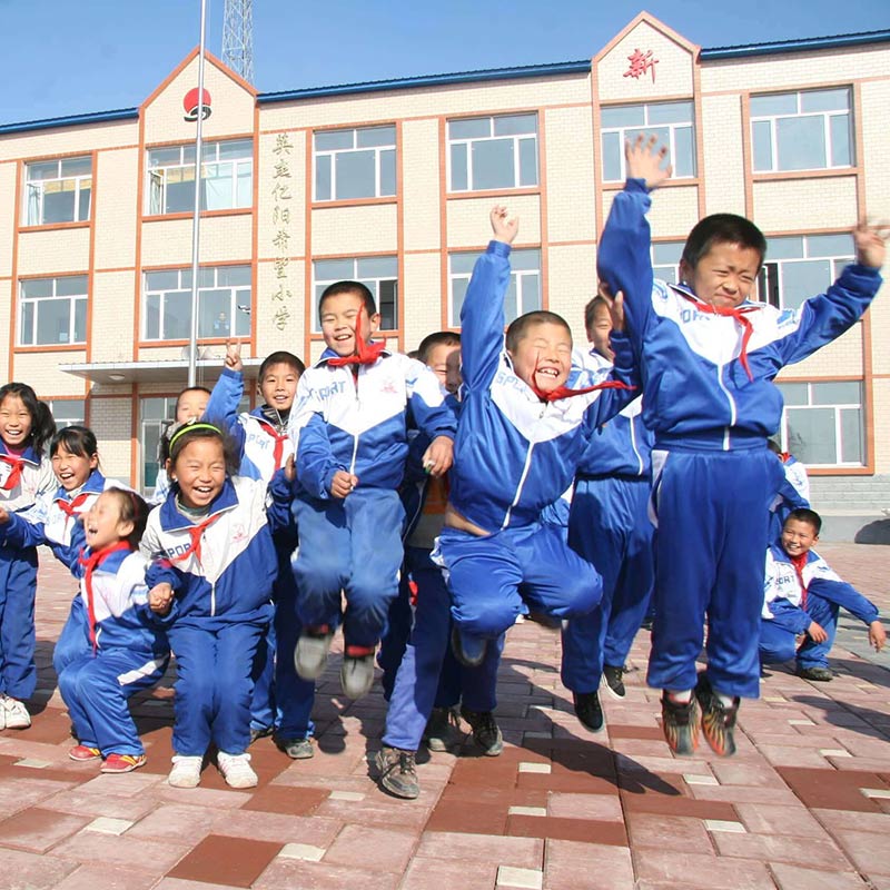 Làm việc với tổ chức giáo dục địa phương, MJ đã cung cấp sách và đóng góp cho việc xây dựng sân vận động