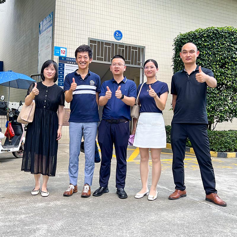 chủ sở hữu của một công ty phụ kiện công nghệ Ghé thăm Nhà máy của chúng tôi