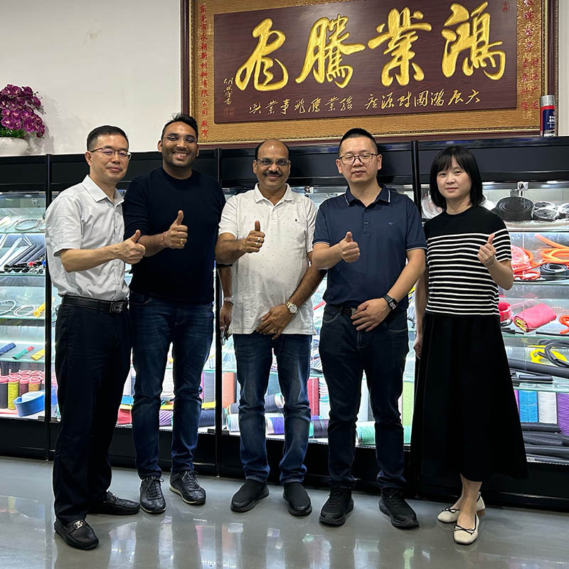 Một khách hàng có hơn mười năm kinh nghiệm kiểm tra nhà máy sản xuất tay áo bện