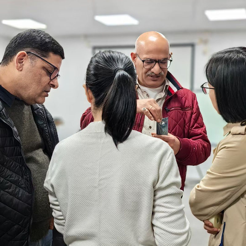 Nhiệt liệt chào mừng khách hàng Ấn Độ đến thăm nhà máy của chúng tôi để đàm phán ống bọc cáp bện có thể mở rộng kinh doanh