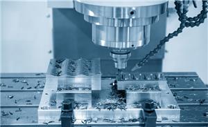 CNC-maskinen utför efterbehandling av formsprutningsdelar