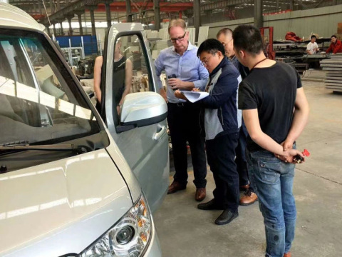 Pelanggan asing berkunjung untuk memeriksa produk di tempat