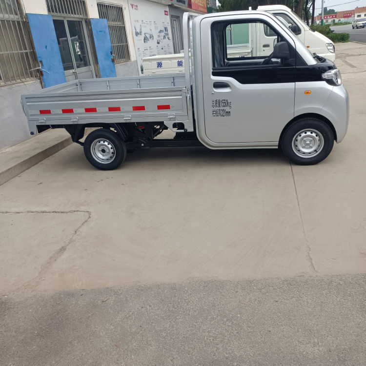 Electric pickup truck