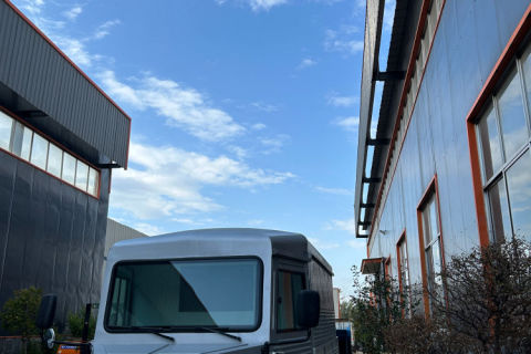 les remorques alimentaires et les camions de traction sont populaires en Europe et aux États-Unis