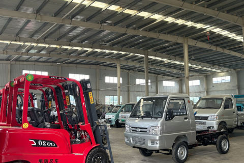 Les camions électriques, châssis de manutention électrique. produits en usine