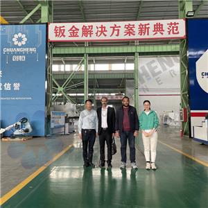 Ein Kunde aus Ägypten besuchte unser Unternehmen, um drei Sätze CNC-Abkantpressen zu überprüfen