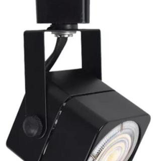 Soggiorno con illuminazione a binario a soffitto quadrato