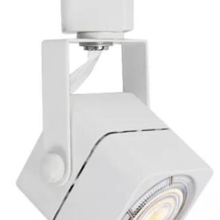 Soggiorno con illuminazione a binario a soffitto quadrato