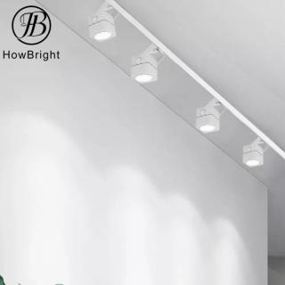 Soggiorno con illuminazione a binario a soffitto quadrato