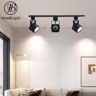 Soggiorno con illuminazione a binario a soffitto quadrato