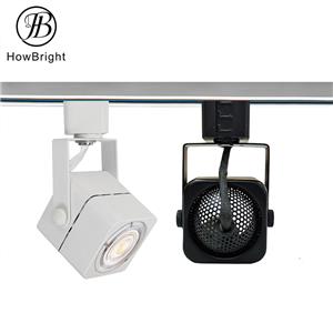 Soggiorno con illuminazione a binario a soffitto quadrato