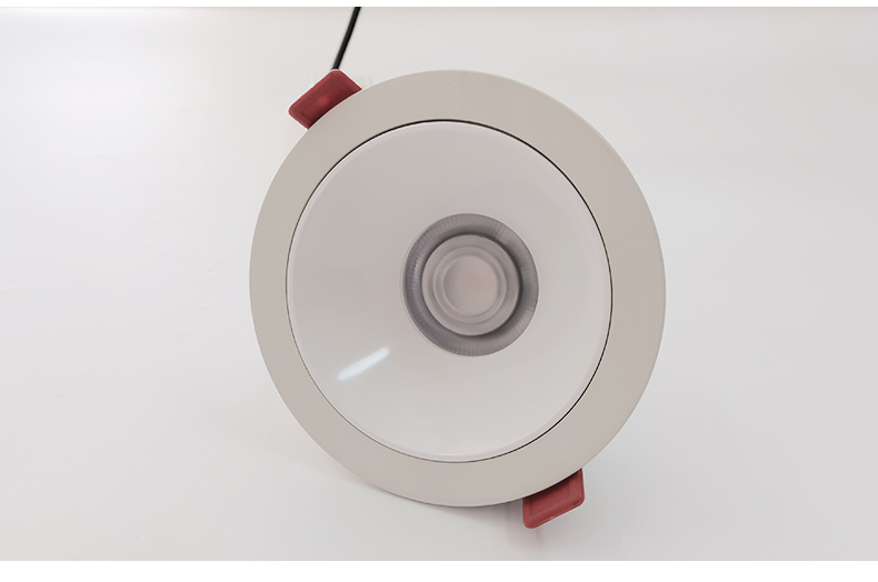 Recessed down light with black reflector