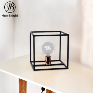 Lampă de masă din metal pătrată geometrică cu design simplu, lampă de masă cu grilă din fier negru