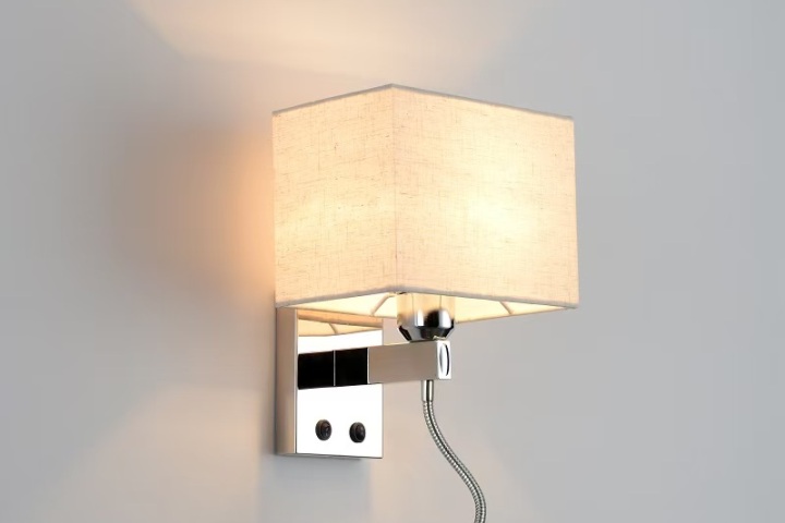 Современный настенный светильник у кровати в отеле с двойной функциональностью