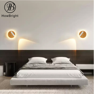 Lampă decorativă de perete rotundă de culoarea lemnului, lângă pat, cu întrerupător bistabil