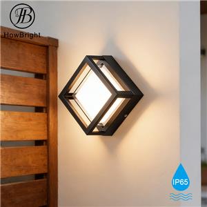 Luminária de parede LED moderna para exterior, ideal para jardim e fachada.