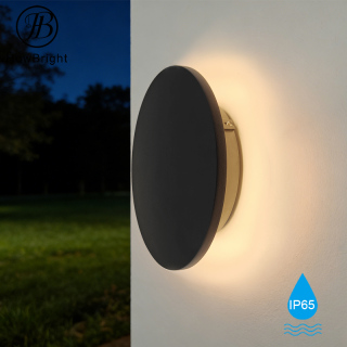 Luminária de parede redonda LED à prova d'água para exterior, ideal para casas de campo.