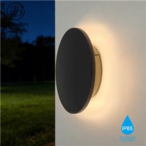 Luminária de parede redonda LED à prova d'água para exterior, ideal para casas de campo.