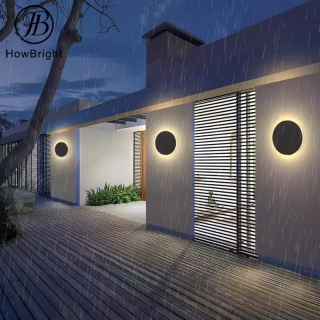 Luminária de parede redonda LED à prova d'água para exterior, ideal para casas de campo.