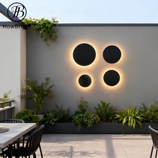 Luminária de parede redonda LED à prova d'água para exterior, ideal para casas de campo.