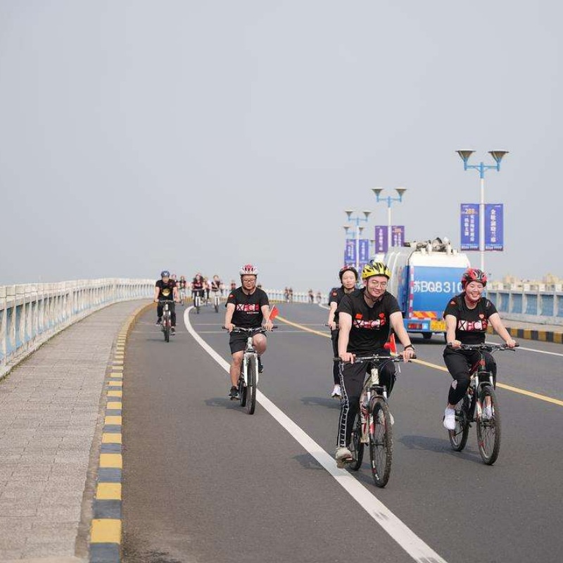 Cycling race around the lake