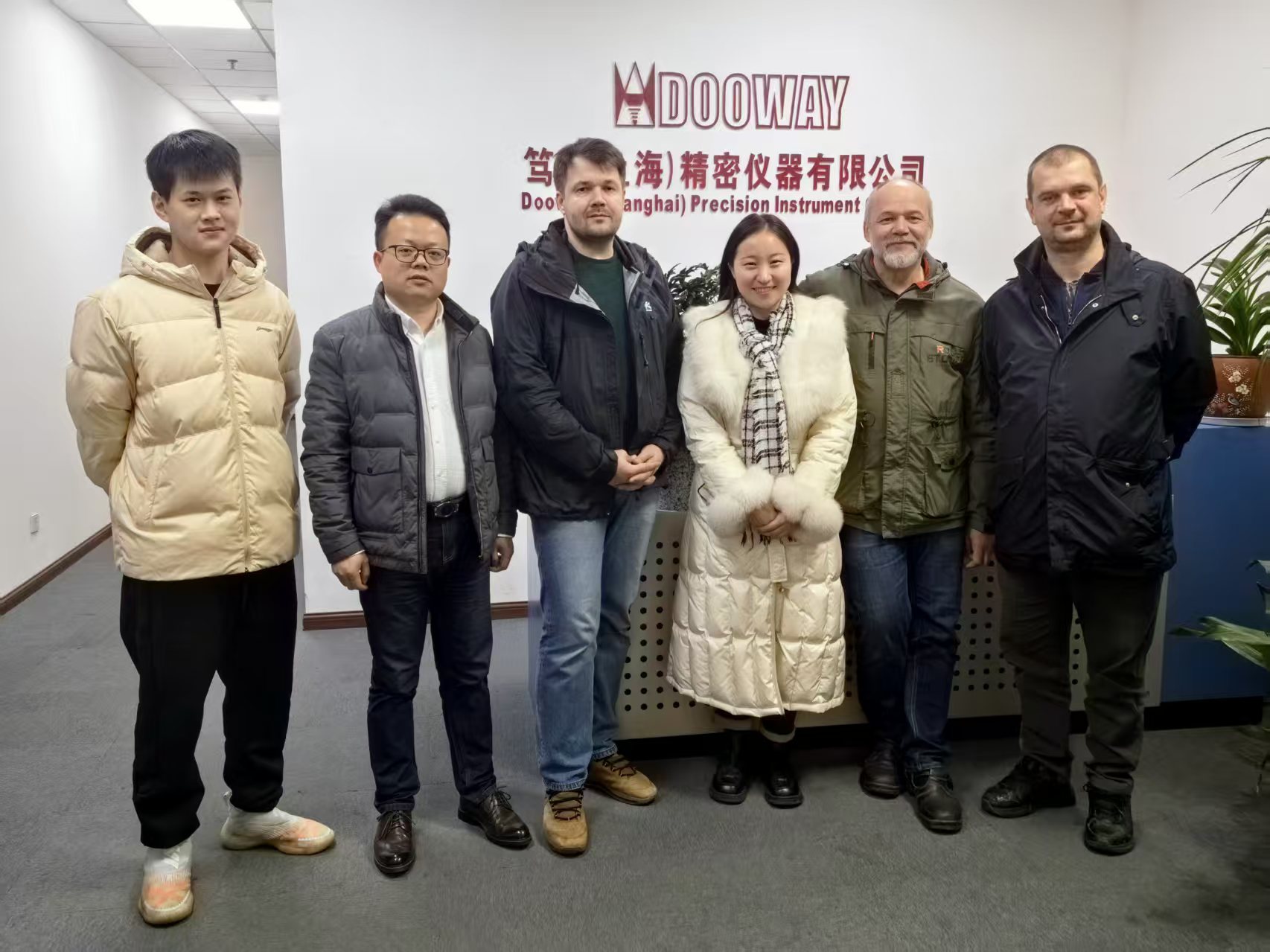 Des clients russes se rendent à la société DOOWAY (Shanghai) pour inspecter les produits.