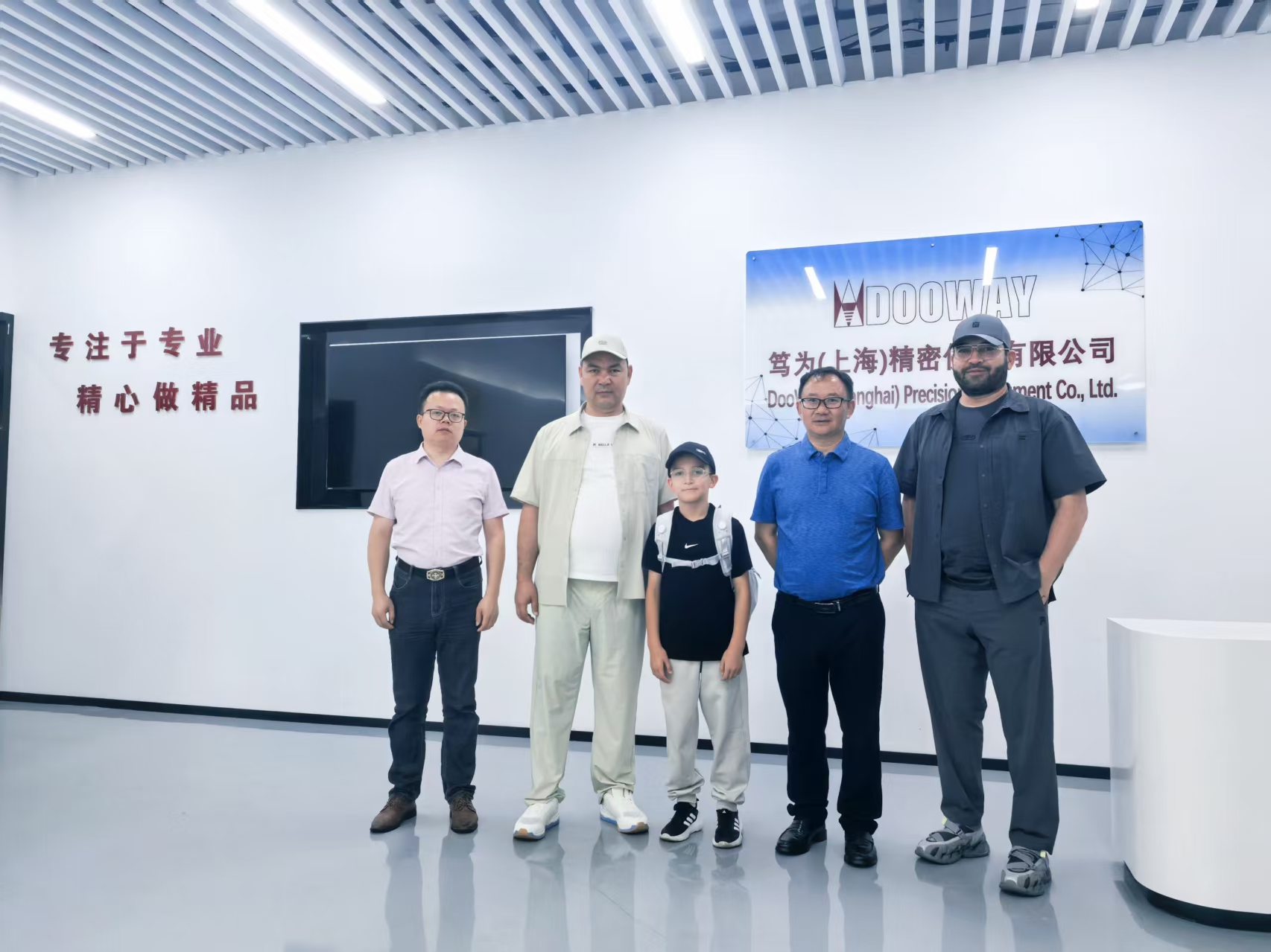Uzbekistan customers came to the company to inspect the products.