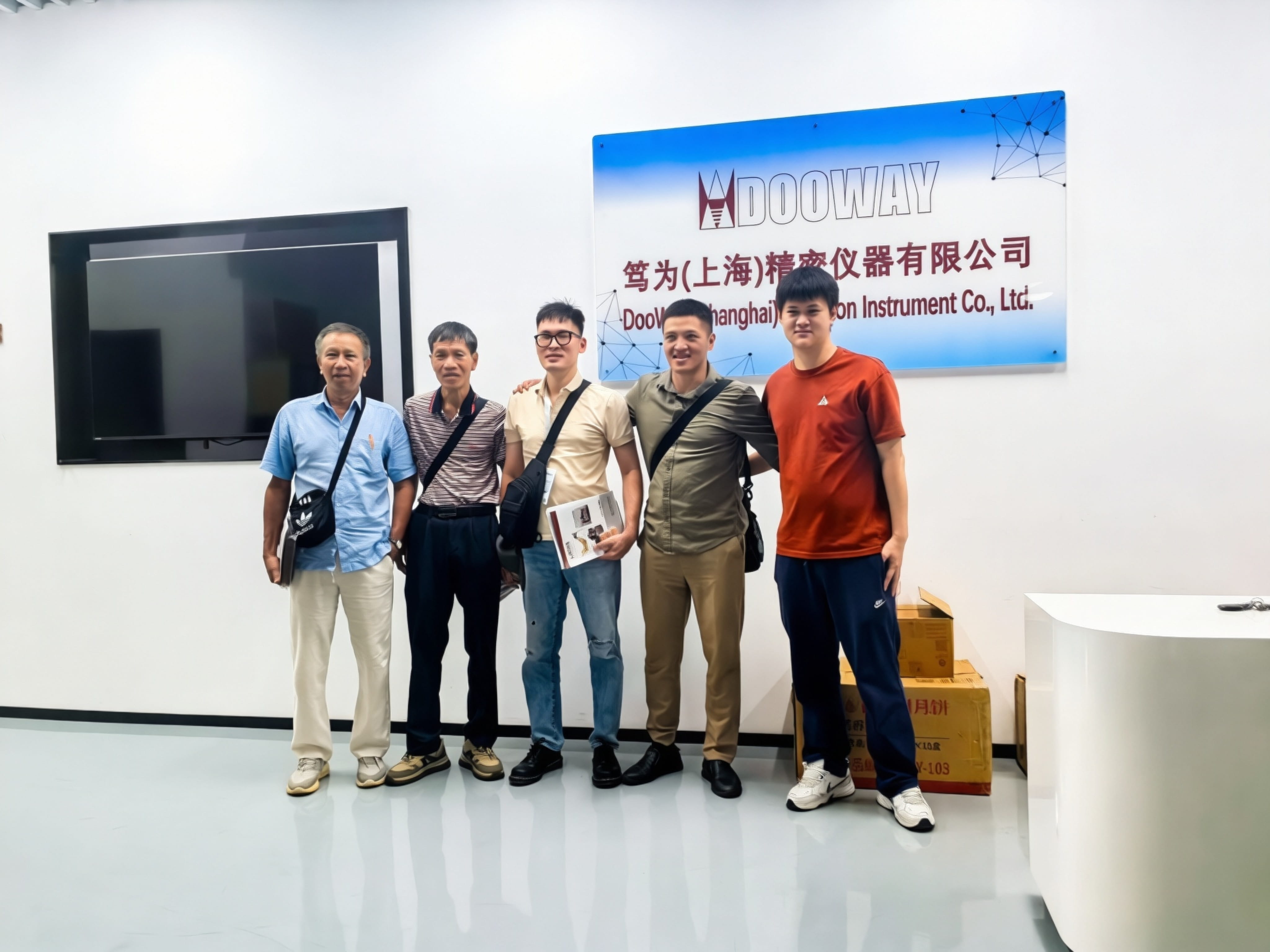 Vietnamese customers come to the company to inspect lubricant products