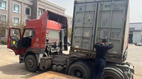 شحن 100 طن إلى ميناء مومباي الهند