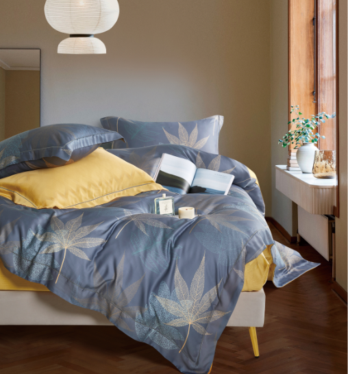 메이플 리프 패턴으로 설정된 다크 블루 컬러 이불