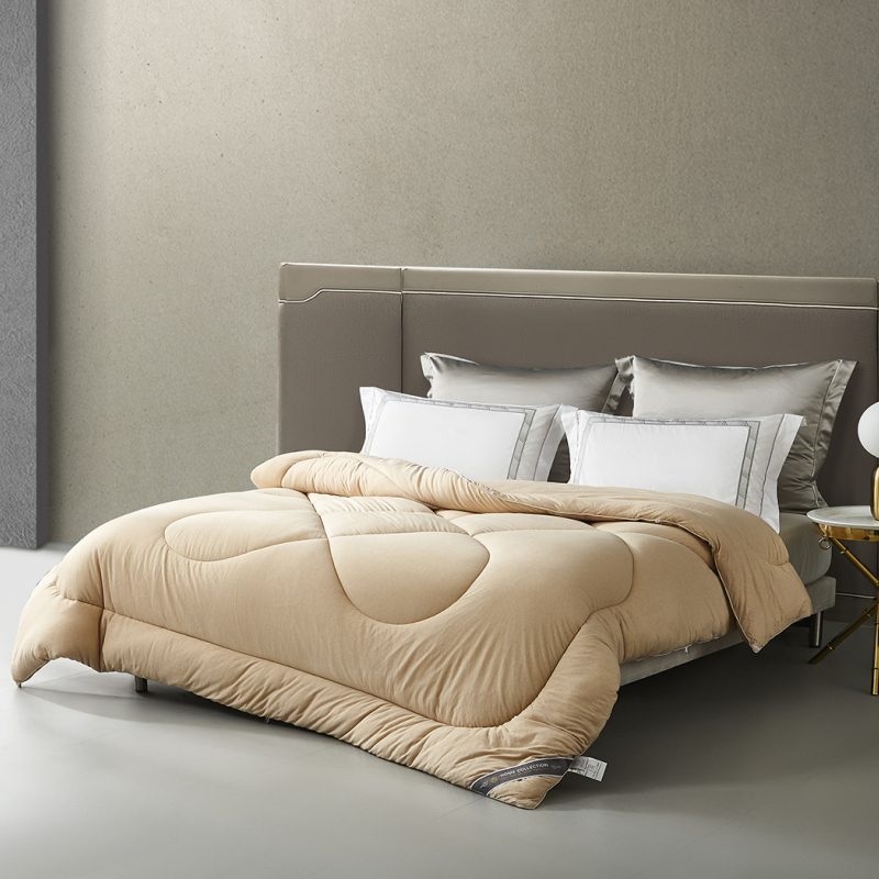 밝은 오렌지 컬러의 푹신한 이불