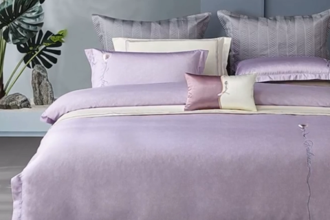 Parure de lit élégante avec broderie violette --- CALLA