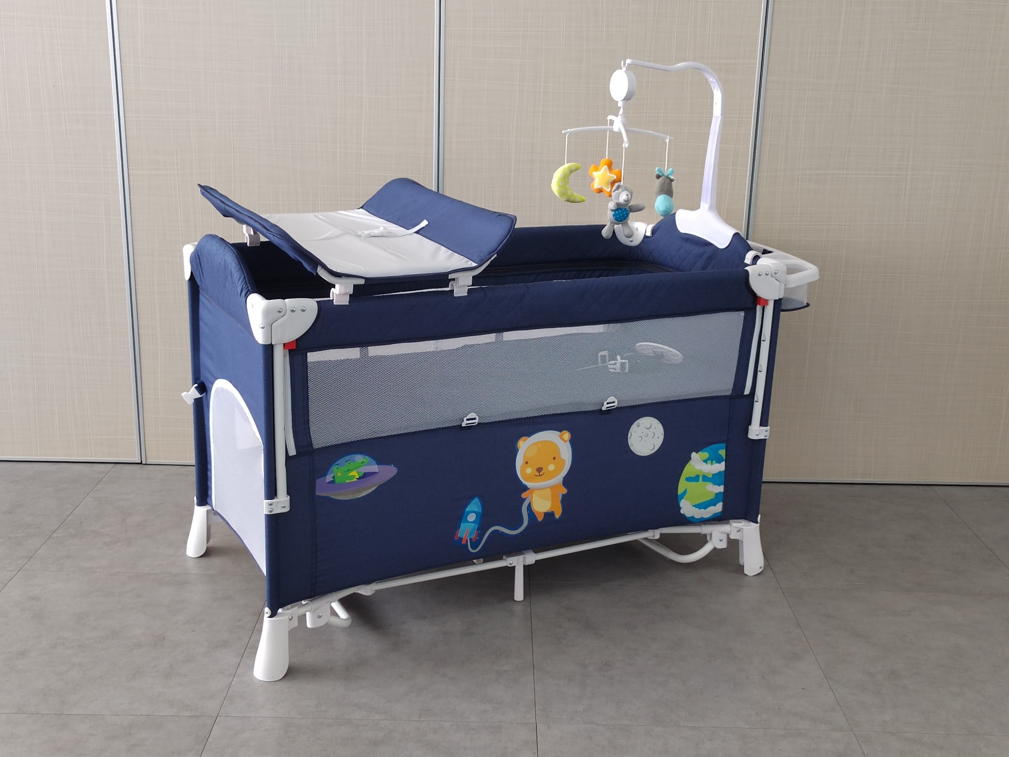 Fabricant nouveau design 2023 offre spéciale pliable bébé lit de chevet lit de voyage parc avec impressions